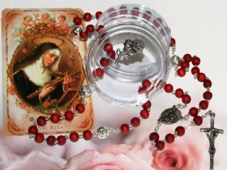 Różaniec św. Rity z drzewa różanego pachnący różami w pudełku obrazek Rita